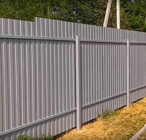 фотография забора из профнастила С8 RAL8017 изнутри участка в&nbsp;Великом Новгороде